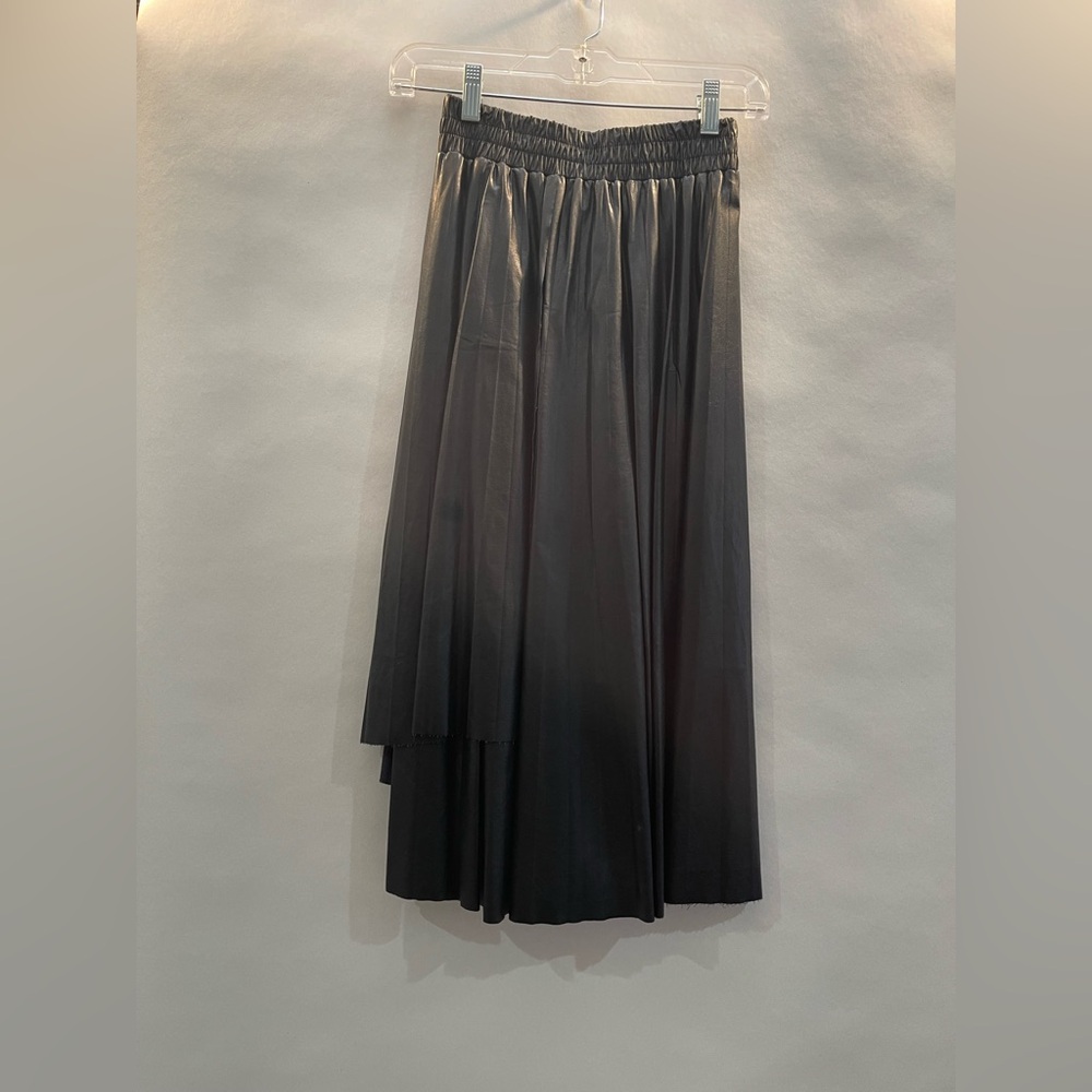 Asymmetrical pinkyotto black faux leather pleated skirt, fits like a S, XS